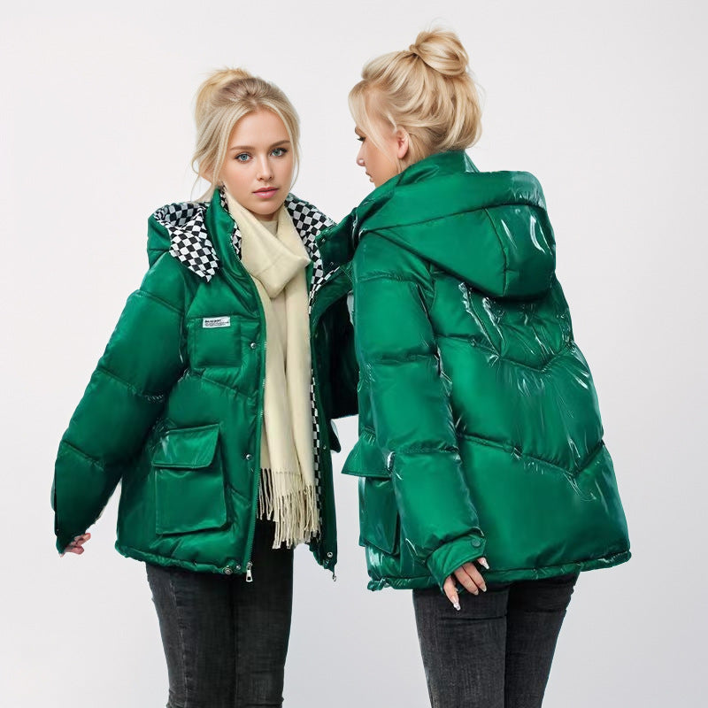 Damen modische glänzende Steppjacke mit hochschließendem Kragen und praktischen Taschen Heidi-Mode