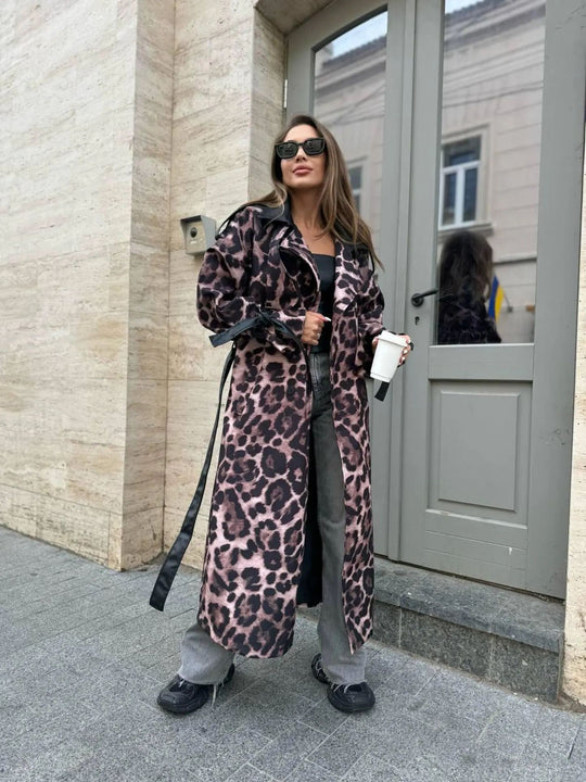 Damen Trenchcoat mit modernem Leopardenmuster und eleganter Bindegürtel Heidi-Mode