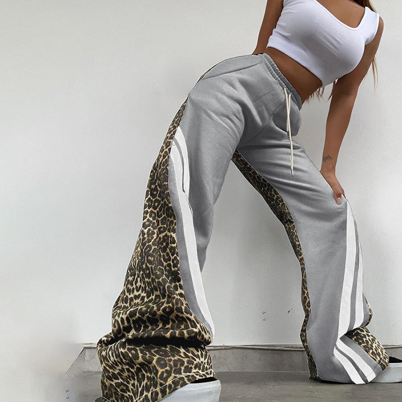 Damen Sportliche Sweatpants mit Leomuster und seitlichen Streifen Heidi-Mode