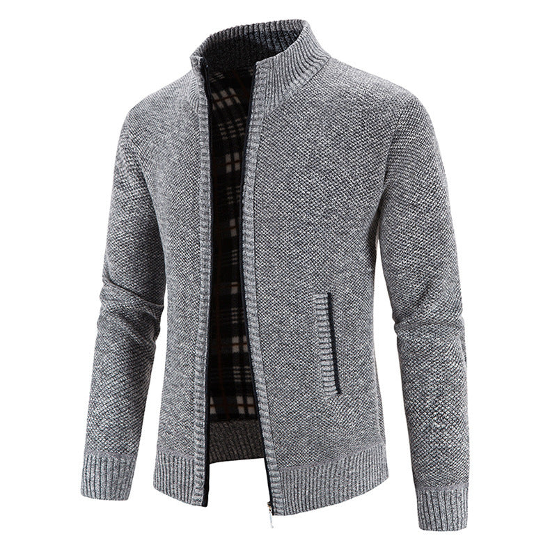 Herren Strickjacke mit modernem Stehkragen und praktischen Taschen Heidi-Mode