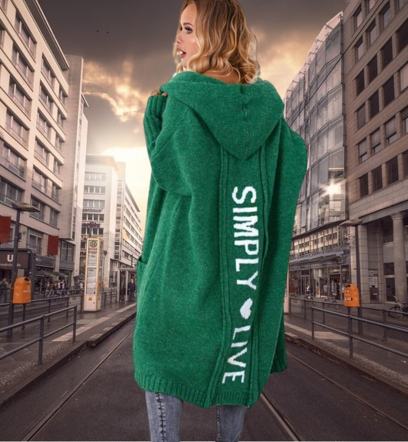 Damen Oversized Strickmantel mit Hoodie und auffälligem Schriftzug Heidi-Mode