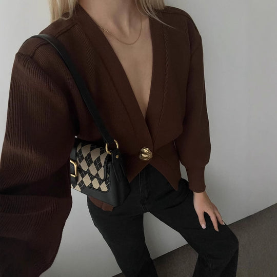 Damen modischer Strickcardigan mit tiefem V-Ausschnitt und dekorativem Knopf Heidi-Mode