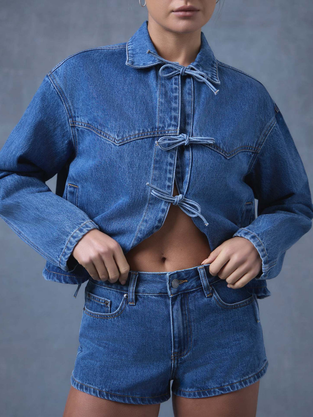 Damen lässige Jeansjacke mit einzigartigem Bindegürtel und trendigem cropped Schnitt Heidi-Mode