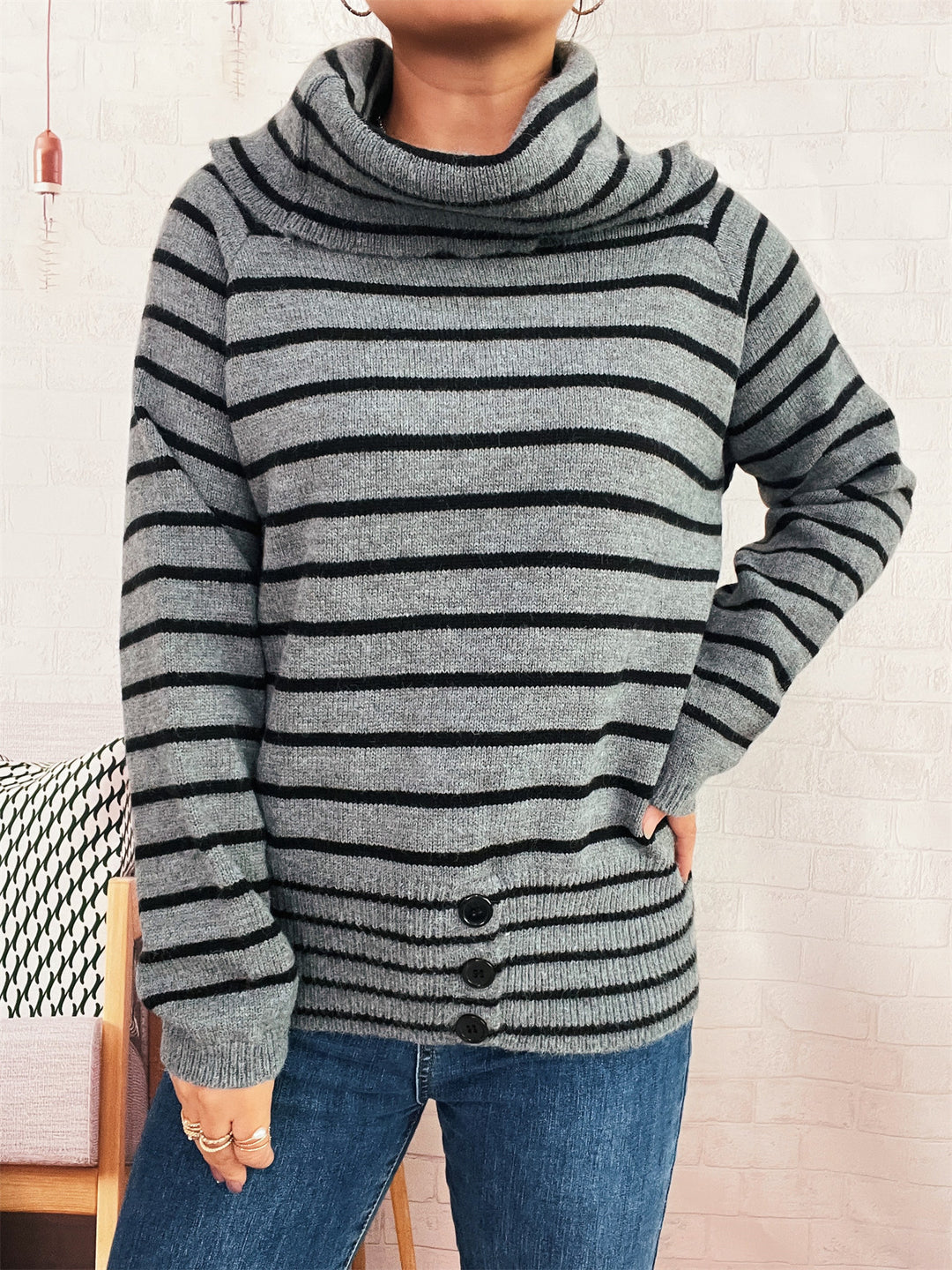 Damen Pullover mit weichem Kragen und dekorativen Knöpfen Heidi-Mode