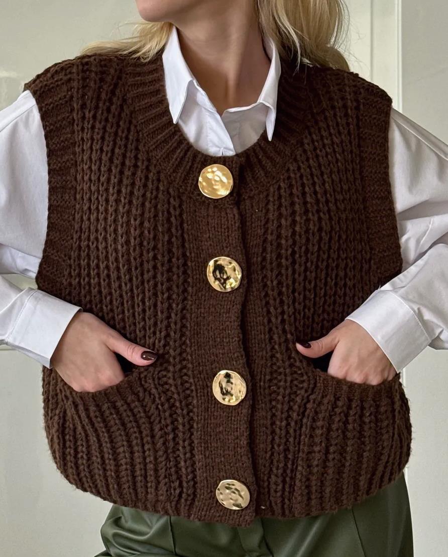 Damen gemütliche Strickweste mit großen Knöpfen und praktischen Taschen Heidi-Mode