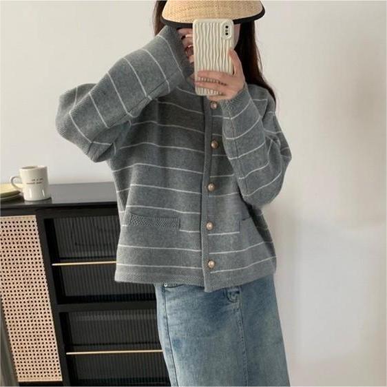 Damen gemütlicher Cardigan mit feinen Streifen und praktischen Taschen Heidi-Mode