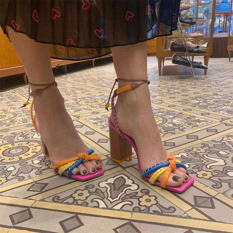 Damen Blockabsatz Sandalen mit verspieltem Riemchen-Design und trendigen Akzenten Heidi-Mode