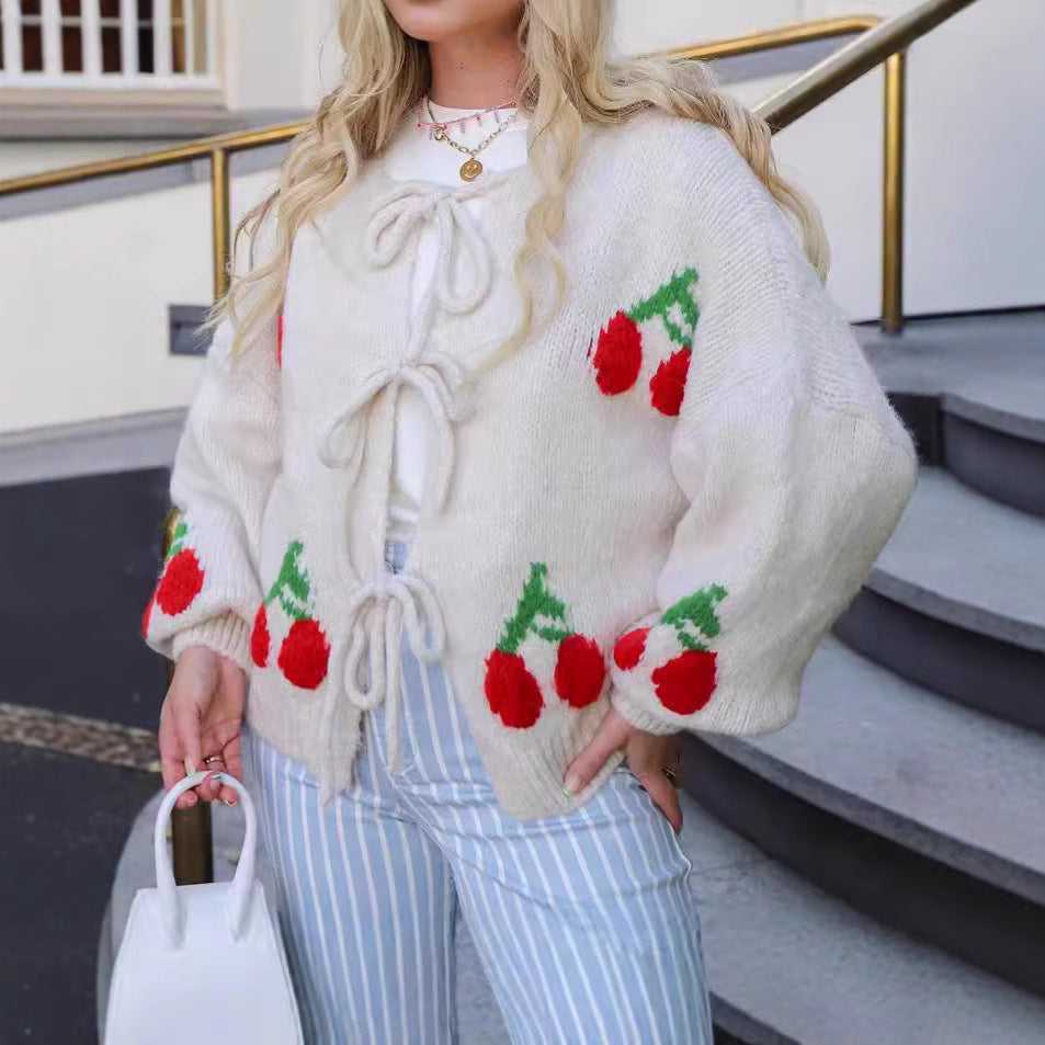 Damen Strickjacke mit verspieltem Kirschmotiv und Taillierung Heidi-Mode