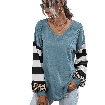 Damen modischer V-Ausschnitt Pullover mit gestreiften Ärmeln und Leopardenmuster Heidi-Mode