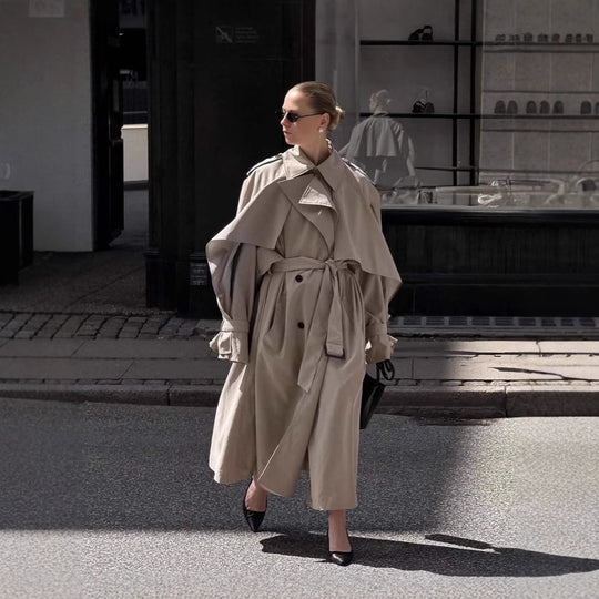 Damen Oversized Trenchcoat mit detailreichen Drapierungen und modischem Schnitt Heidi-Mode