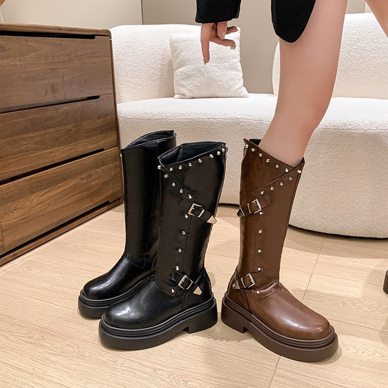 Damen Hochhackige Stiefel mit raffiniertem Riemen-Detail und glänzendem Finish Heidi-Mode