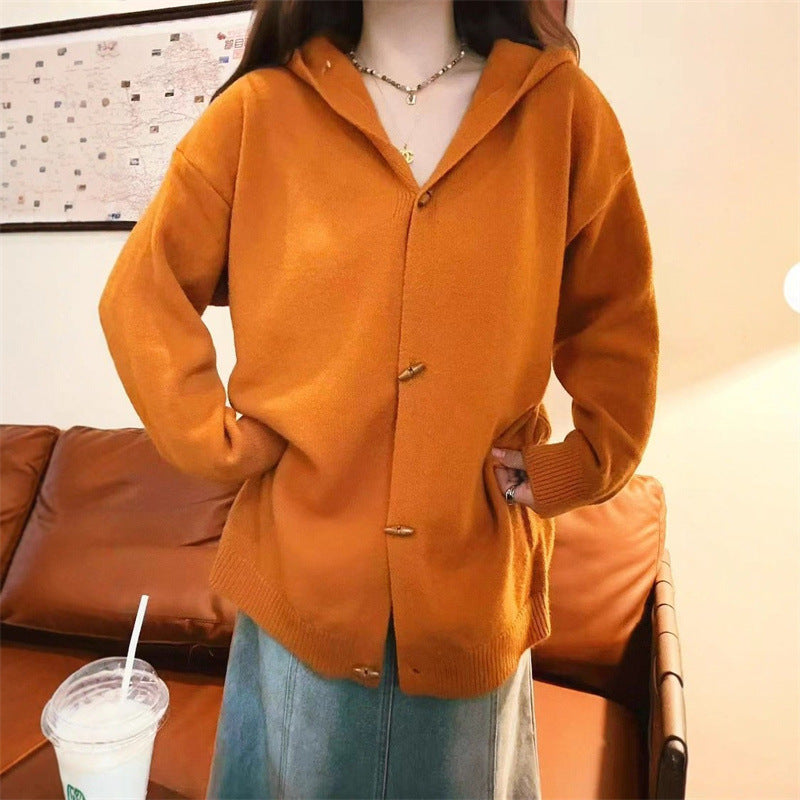 Damen stylische Strickjacke mit Kapuze und dekorativen Knöpfen Heidi-Mode