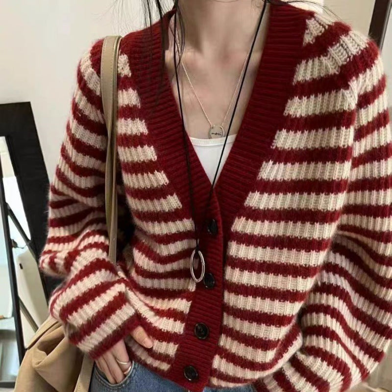 Damen gestreifte Strickjacke mit weitem Schnitt und Knopfdetails Heidi-Mode