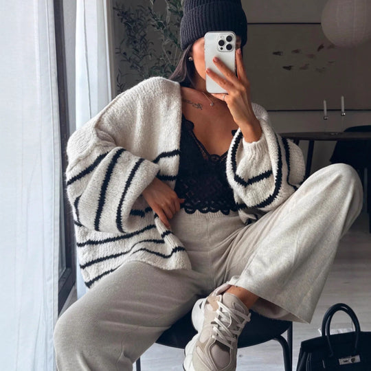 Damen Oversize Strickjacke mit gestreiftem Design und voluminösen Ärmeln Heidi-Mode