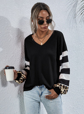 Damen modischer V-Ausschnitt Pullover mit gestreiften Ärmeln und Leopardenmuster Heidi-Mode
