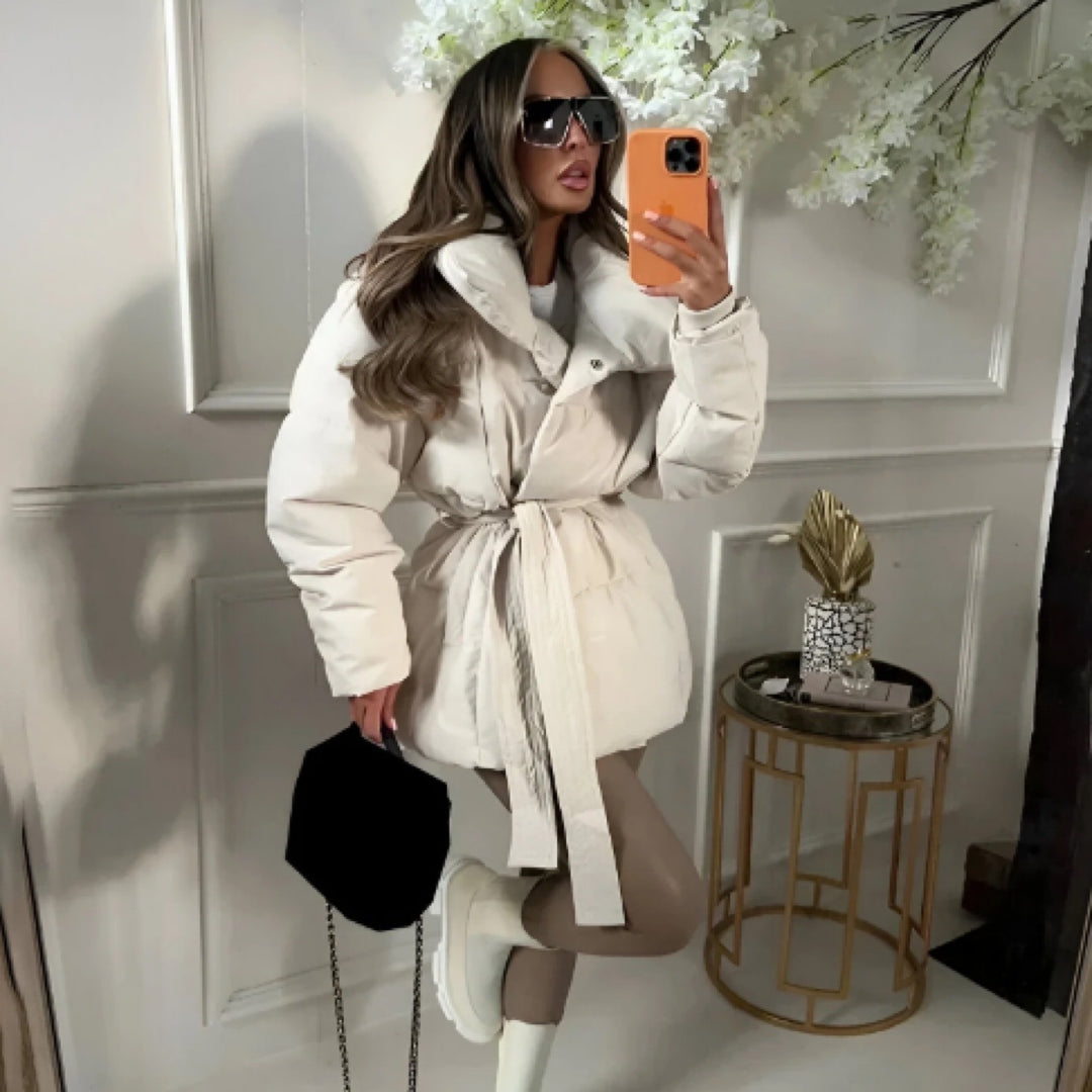 Damen Modische Daunenjacke mit breitem Kragen und taillierbarem Gürtel Heidi-Mode