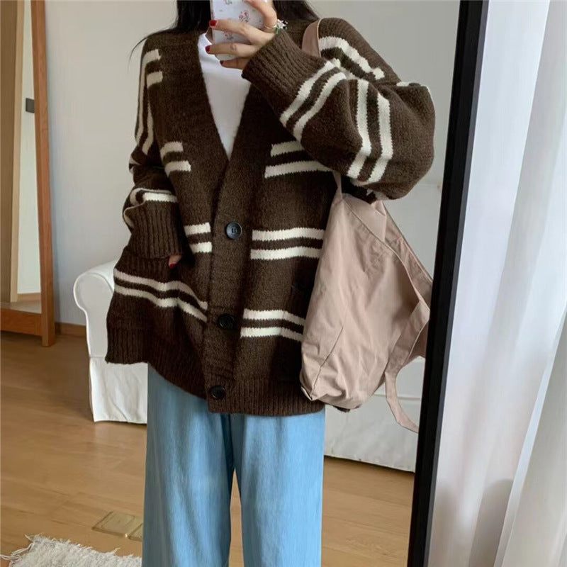 Damen Grobstrick Cardigan mit breitem Aufschlag und dekorativen Knopfdetails Heidi-Mode
