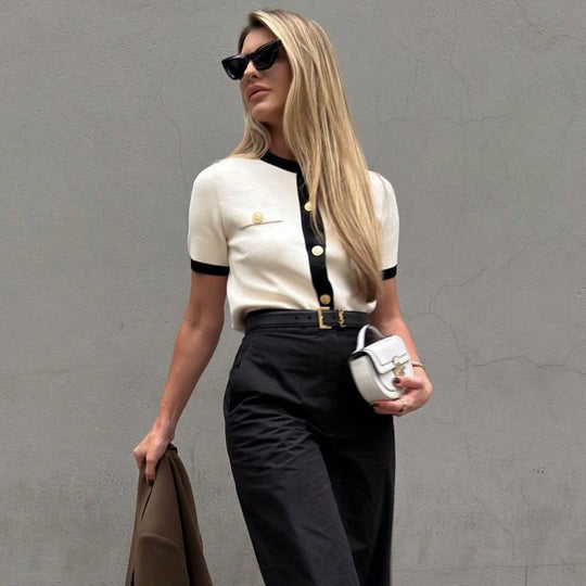 Damen kurzärmlige Strickjacke mit dekorativen Knöpfen und aufgesetzten Taschen Heidi-Mode