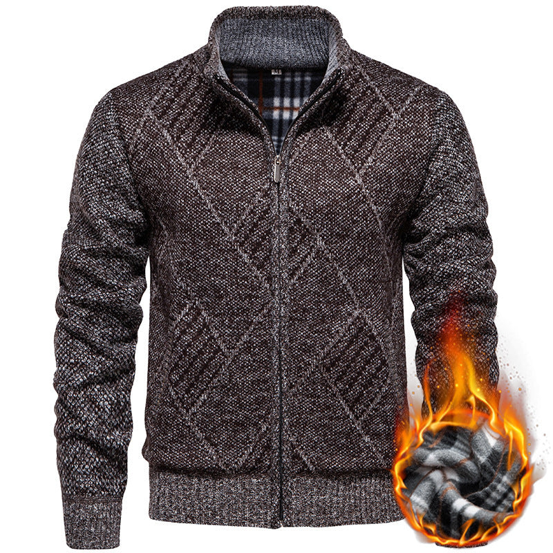 Herren Strickjacke mit modernem Zopfmuster und hohem Kragen Heidi-Mode