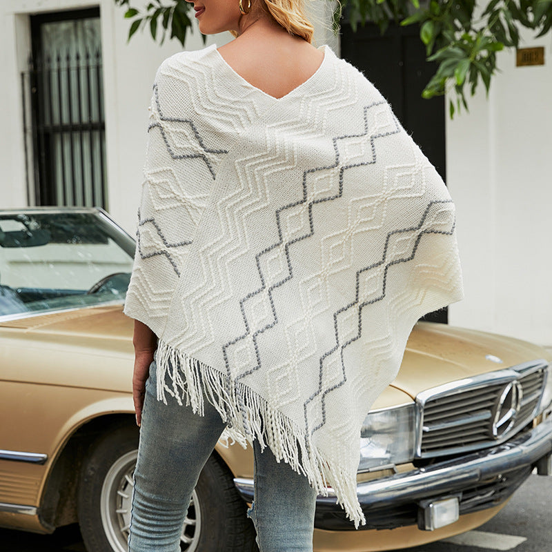 Damen eleganter Poncho mit auffälligem Strukturmuster und dekorativen Fransen Heidi-Mode