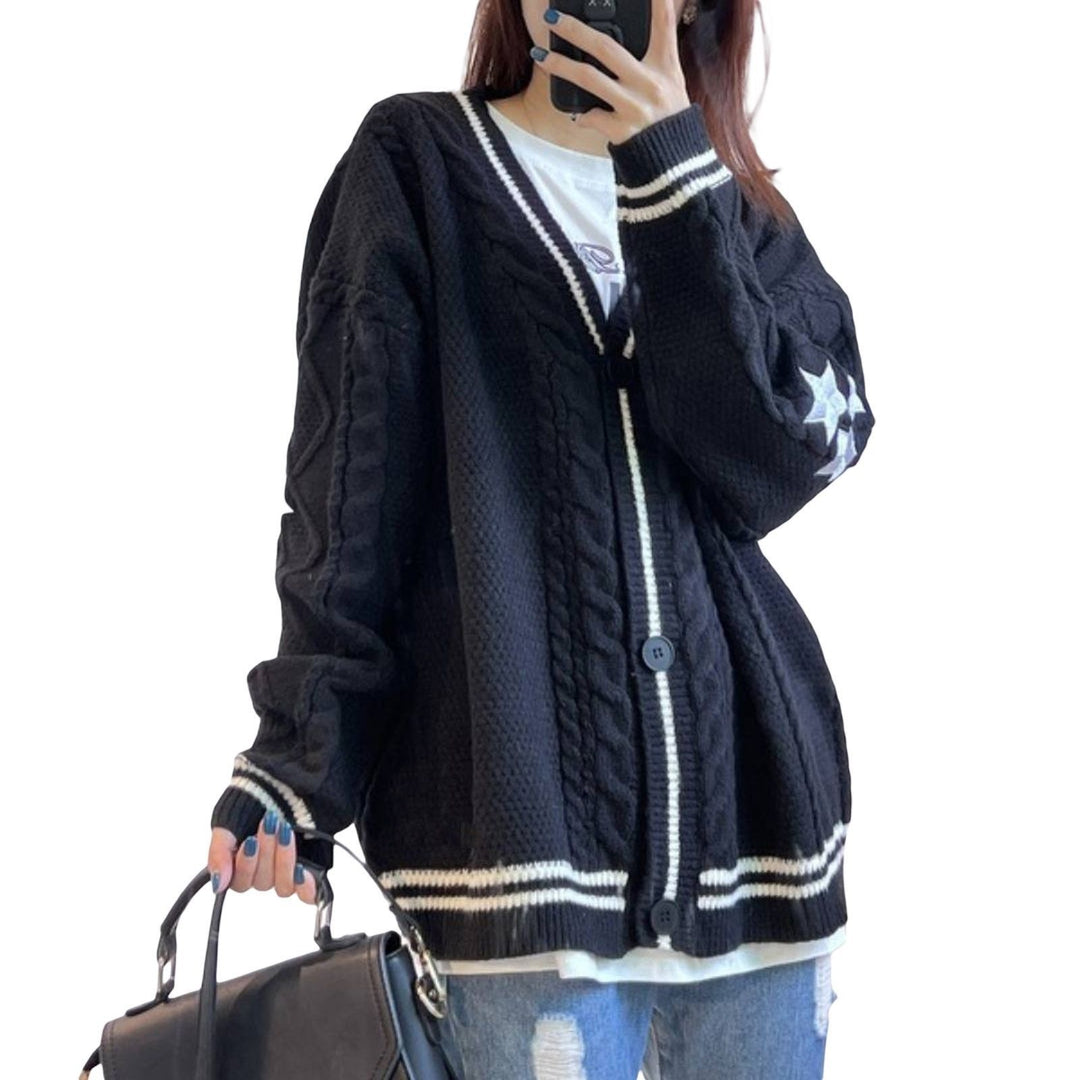 Damen Grobstrickjacke mit eleganten Sternenapplikationen und kontrastierenden Details Heidi-Mode