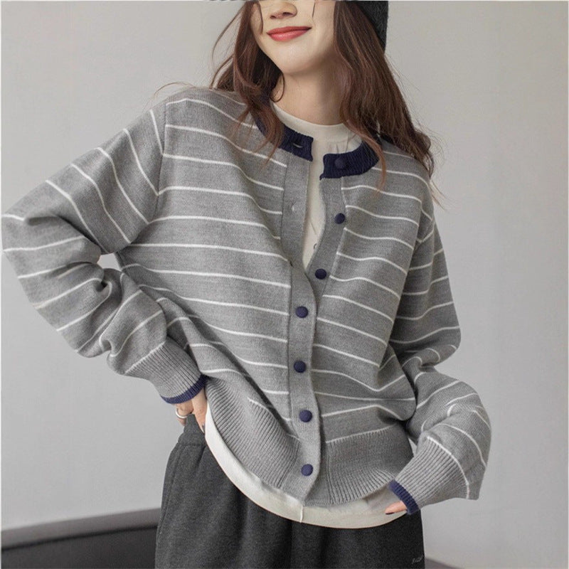 Damen gemütlicher Strickcardigan mit jugendlichem Streifenmuster und praktischem Knopfverschluss Heidi-Mode