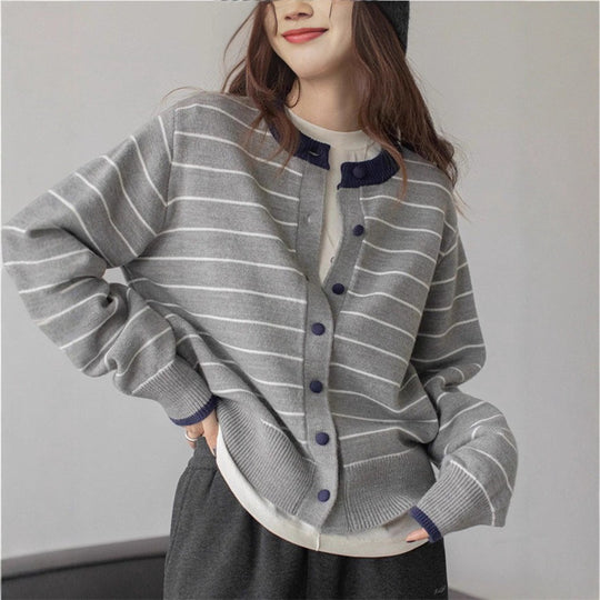 Damen gemütlicher Strickcardigan mit jugendlichem Streifenmuster und praktischem Knopfverschluss Heidi-Mode