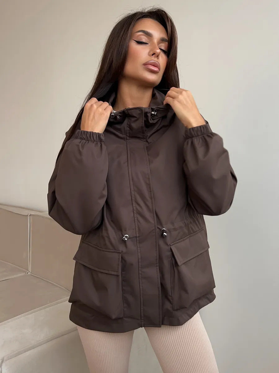 Damen leichte Windbreaker-Jacke mit verstellbarem Bund und praktischen Taschen Heidi-Mode