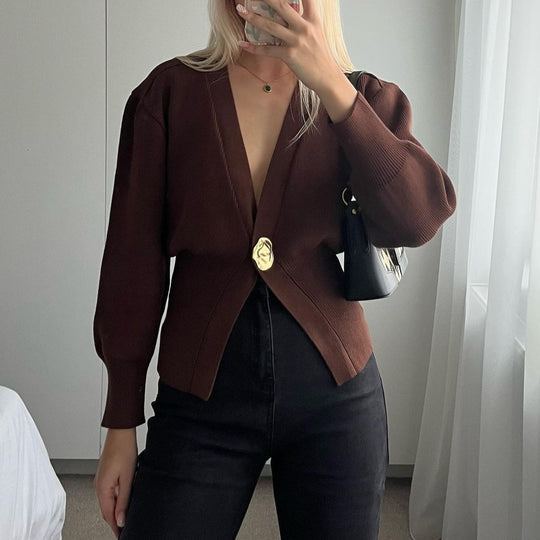Damen modischer Strickcardigan mit tiefem V-Ausschnitt und dekorativem Knopf Heidi-Mode