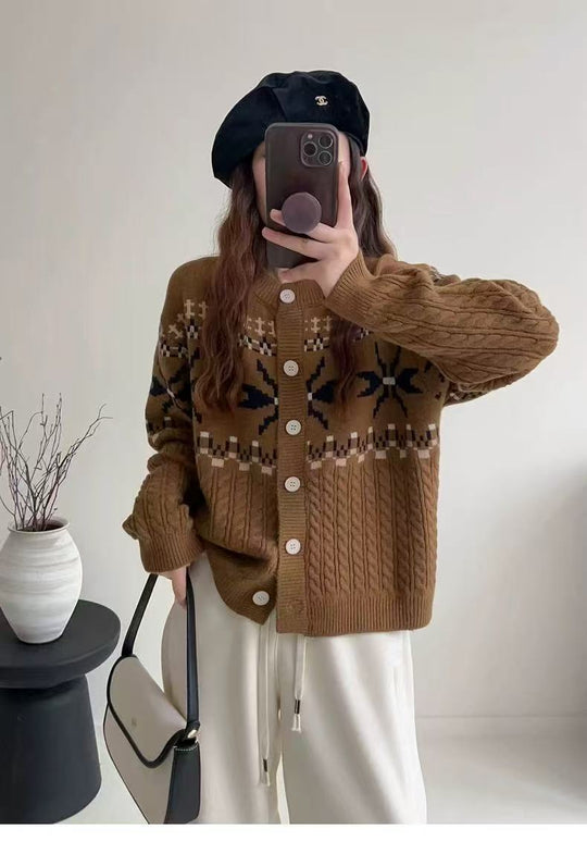 Damen Grobstrick-Cardigan mit dekorativem Zopfmuster und Knopfdetails Heidi-Mode