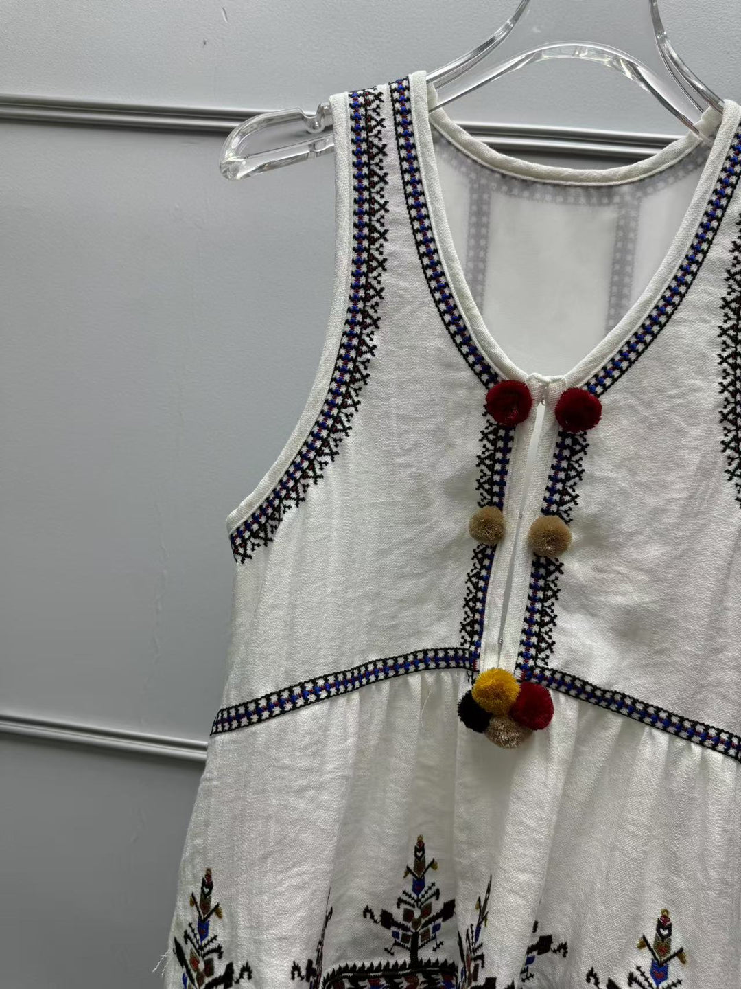 Damen ärmelloses Top mit bunten Stickereien und dekorativen Quasten Heidi-Mode