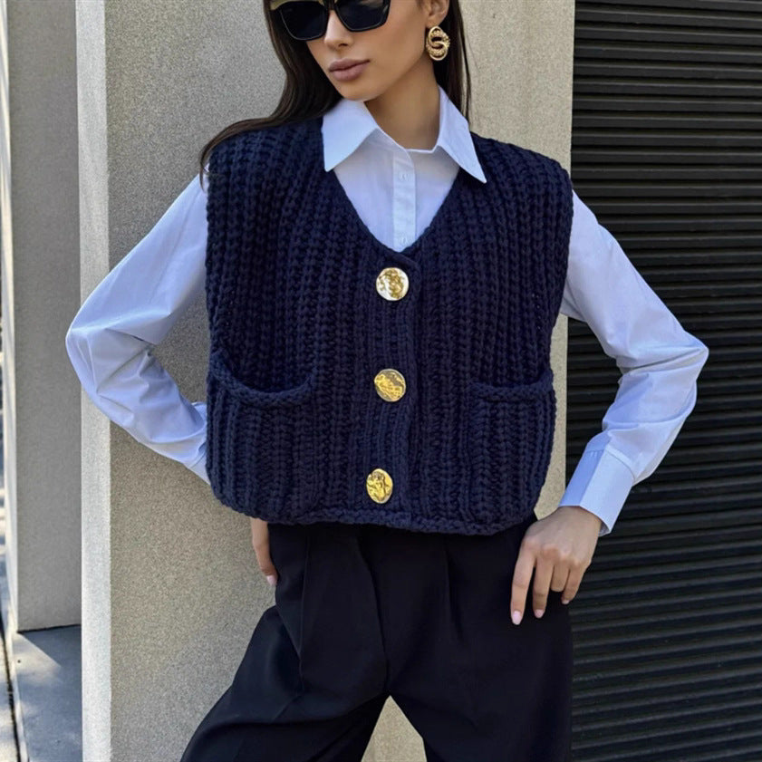 Damen Strickweste mit goldenen Knöpfen und Taschen Heidi-Mode