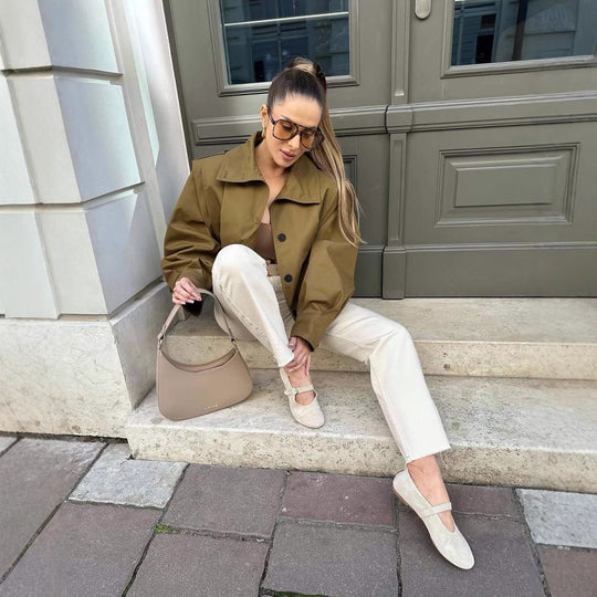 Damen cropped Jacke mit dekorativen Knopfdetails und modernen Falten Heidi-Mode