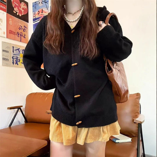 Damen stylische Strickjacke mit Kapuze und dekorativen Knöpfen Heidi-Mode