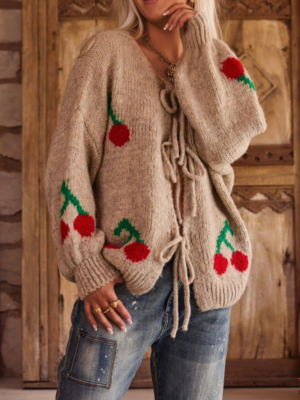 Damen Strickjacke mit verspieltem Kirschmotiv und einzigartiger Bindefront Heidi-Mode