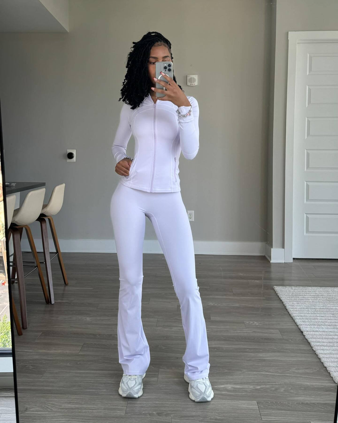 Damen Sportliches Fitness-Outfit mit enganliegendem Langarm-Oberteil und weiten Sporthosen Heidi-Mode