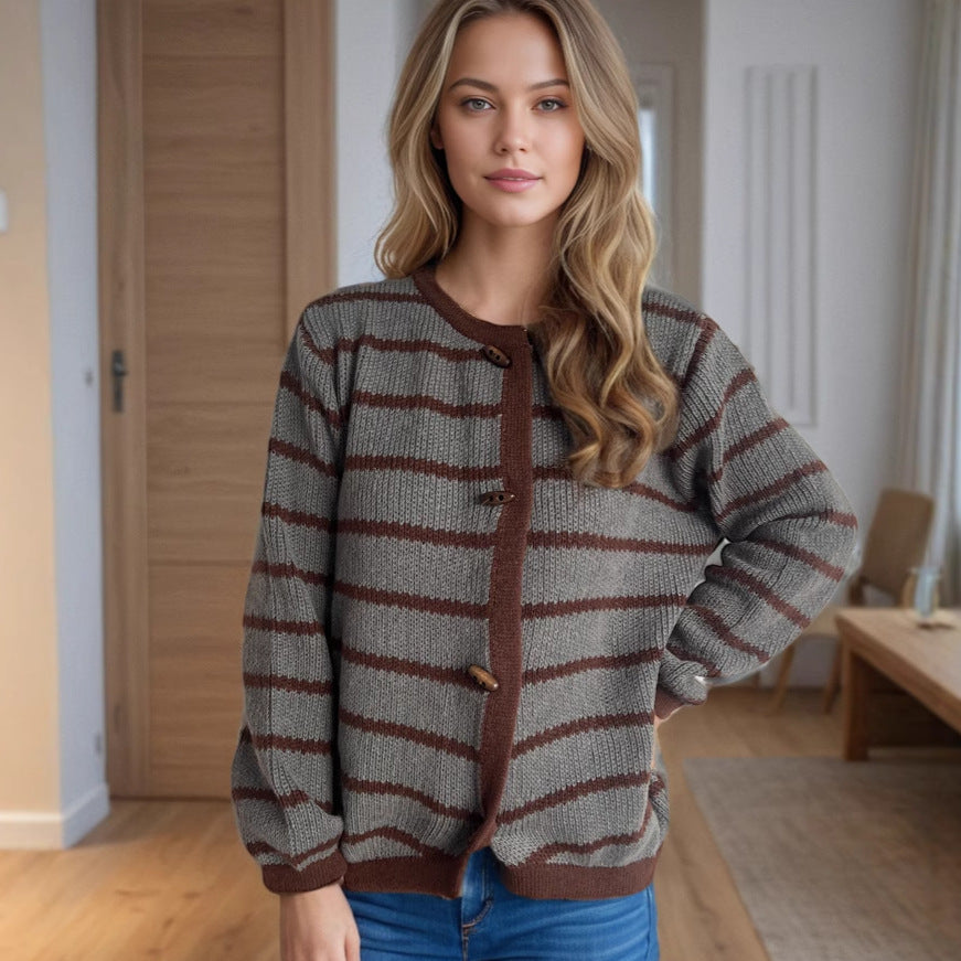 Damen gestreifte Strickjacke mit hochwertigen Holzknöpfen und rundem Ausschnitt Heidi-Mode