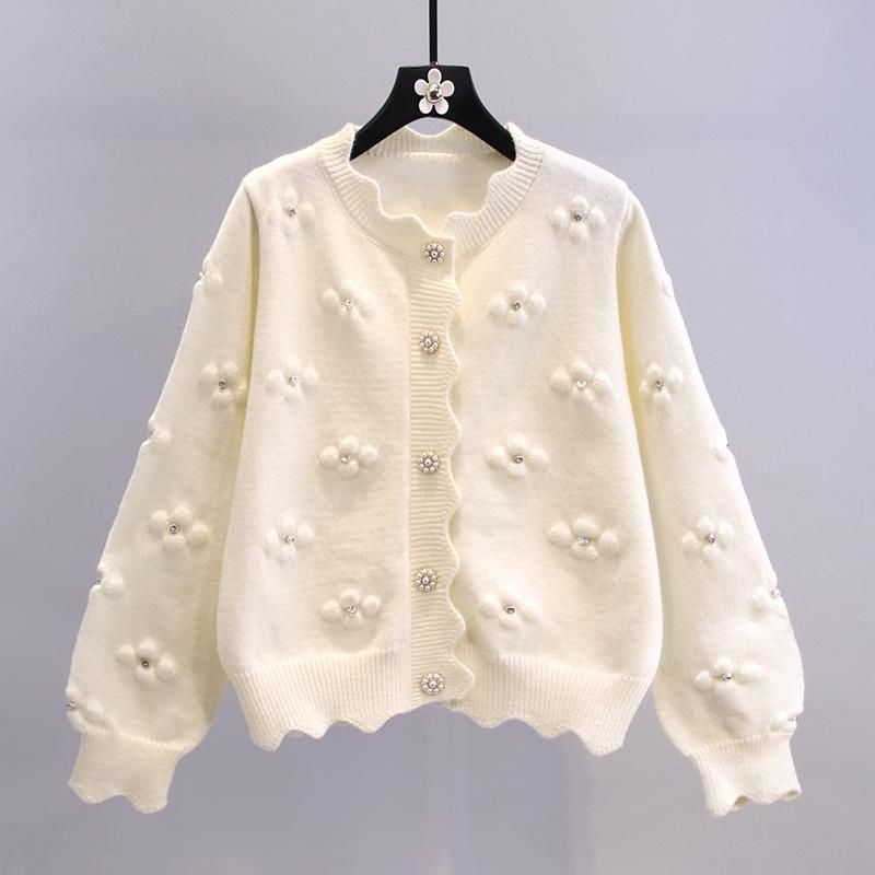 Damen verspielter Strickcardigan mit dekorativen Perlenknöpfen und floralem Design Heidi-Mode
