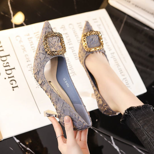 Damen Pumps mit dekorativer hochglänzender Schnalle und spitzem Design Heidi-Mode