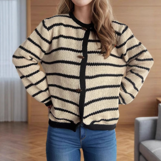 Damen gestreifte Strickjacke mit hochwertigen Holzknöpfen und rundem Ausschnitt Heidi-Mode