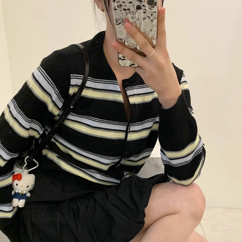 Damen sportliche Strickjacke mit modischem Streifenmuster und verspielten Knöpfen Heidi-Mode