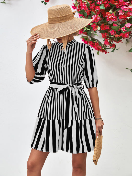 Damen gestreiftes Cocktailkleid mit voluminösen Ärmeln und tailliertem Gürtel Heidi-Mode