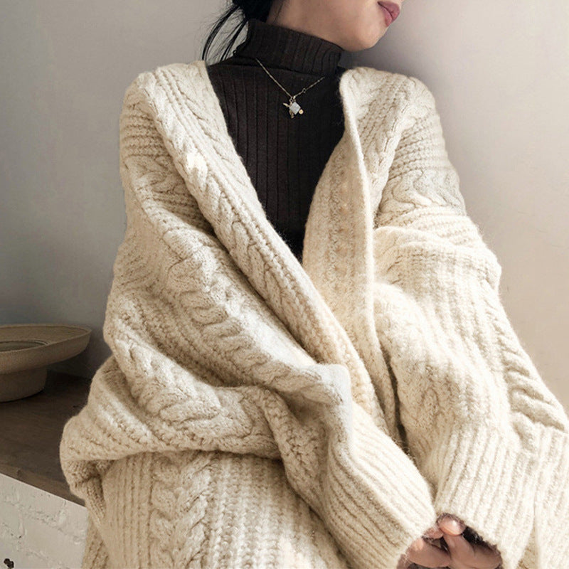 Damen Strickponcho mit tiefem V-Ausschnitt und trendigem Zopfmuster Heidi-Mode