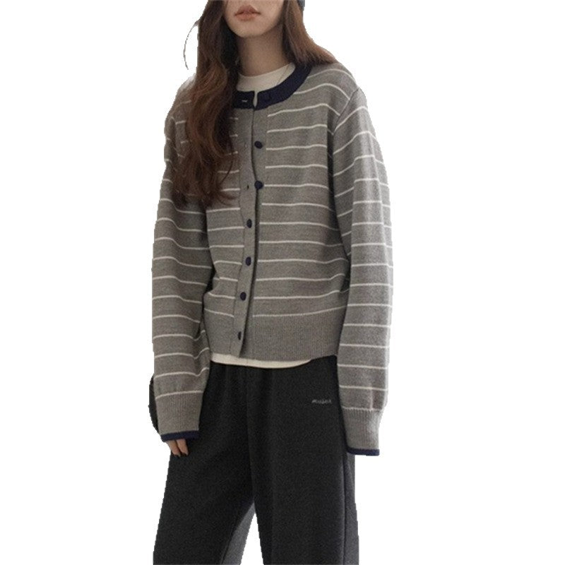 Damen gemütlicher Strickcardigan mit jugendlichem Streifenmuster und praktischem Knopfverschluss Heidi-Mode