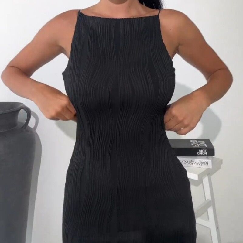 Damen figurbetontes Minikleid mit feinen Plissee-Details Heidi-Mode