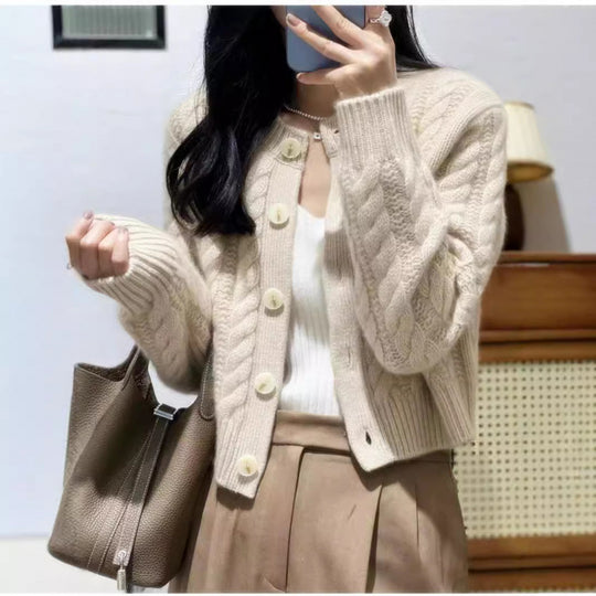Damen Grobstrickjacke mit dekorativen Knöpfen und speziellem Zopfmuster Heidi-Mode