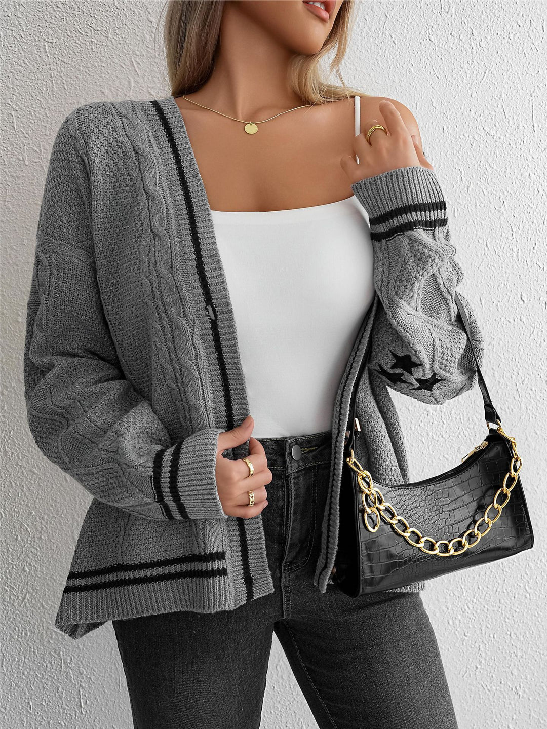 Damen Grobstrickjacke mit eleganten Sternenapplikationen und kontrastierenden Details Heidi-Mode
