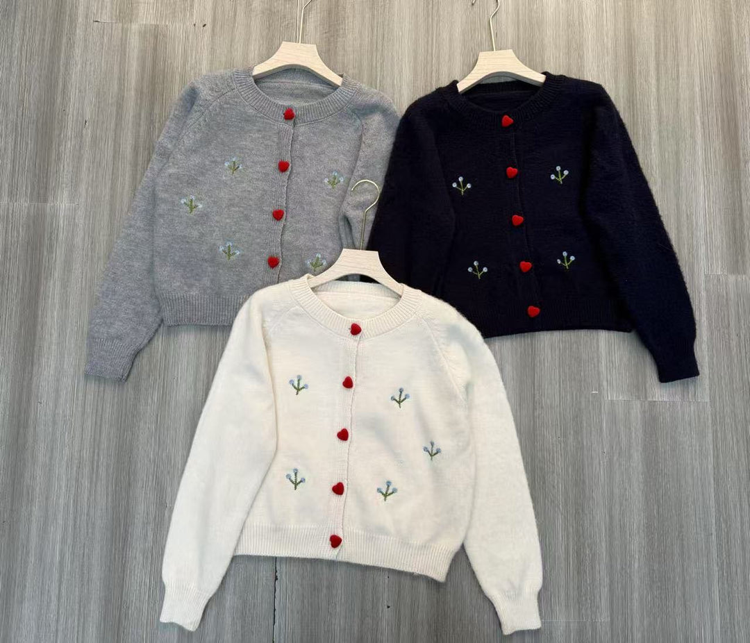 Damen kuscheliger Strickjacke mit Herzen und Blumenstickerei Heidi-Mode