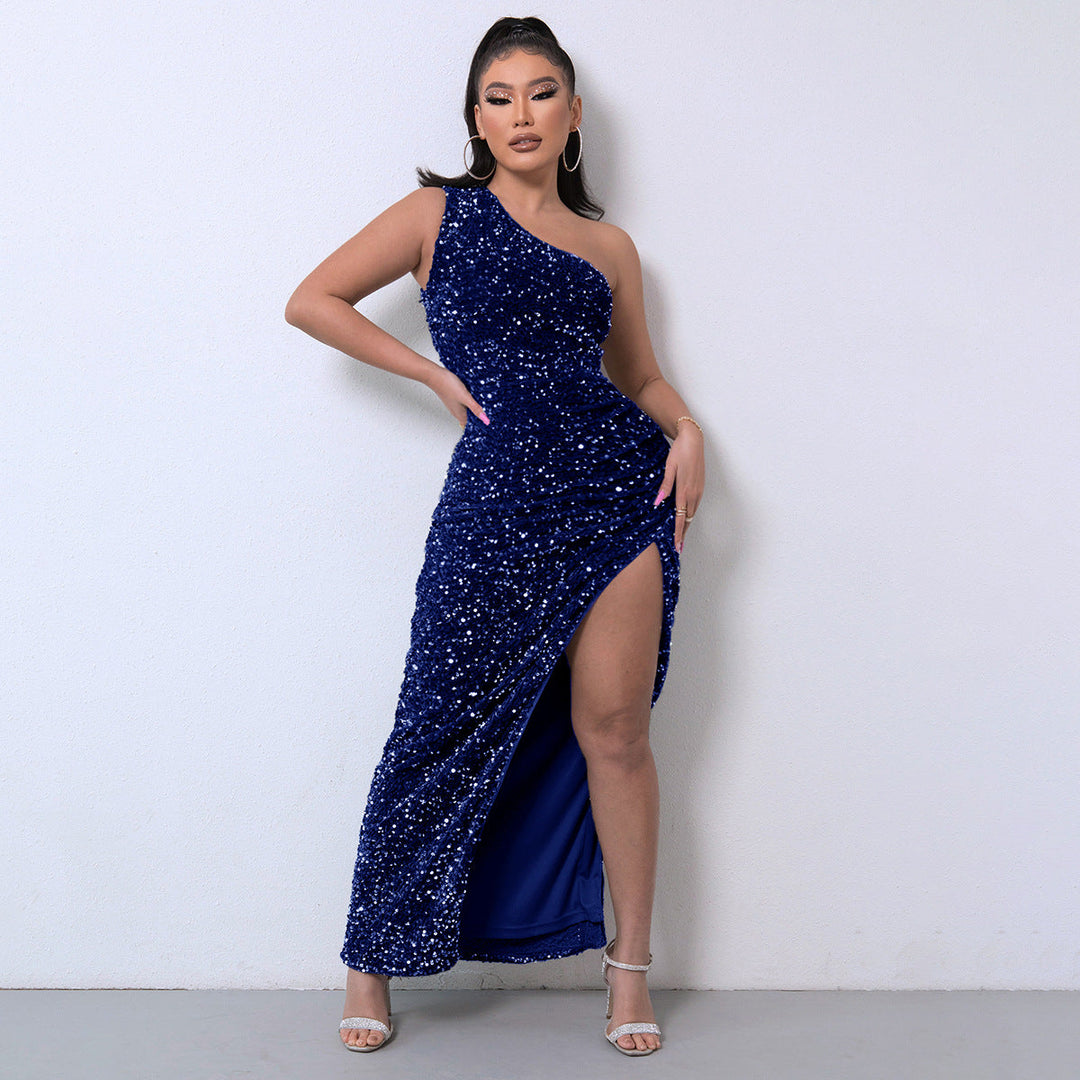 Elegantes Kleid mit One-Shoulder-Pailletten und hohem Schlitz