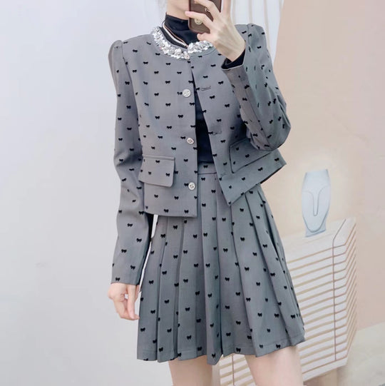 Damen Short Blazer und Rock Set mit dekorativen Knopfdetails und modischem Muster Heidi-Mode